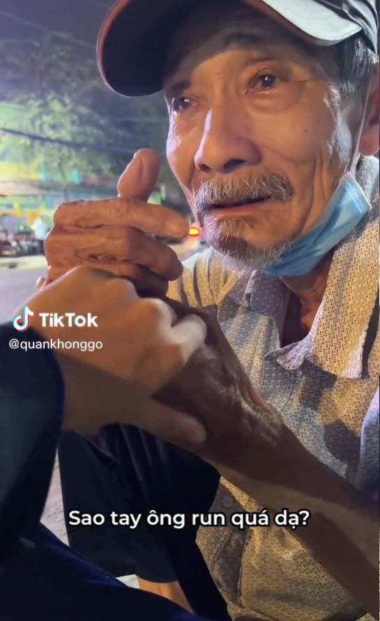 Cụ ông khóc vì được tặng quà bánh, ngần ngại khi nhận tiền