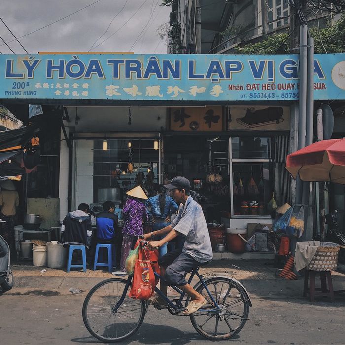 Cửa tiệm lạp xưởng hơn 80 năm tại TP.HCM: Khách đông không đếm xuể