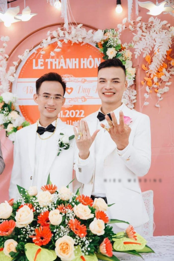 Trọn bộ ảnh cưới cực ngọt của cặp LBGT nữ miền Tây: 2 cô dâu đều xinh