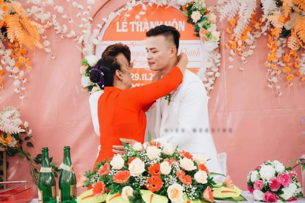 Trọn bộ ảnh cưới cực ngọt của cặp LBGT nữ miền Tây: 2 cô dâu đều xinh