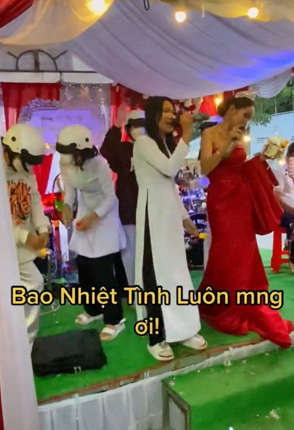 Đang đi chơi Tết thấy tiệc vui, chàng trai tấp vào quẩy ké
