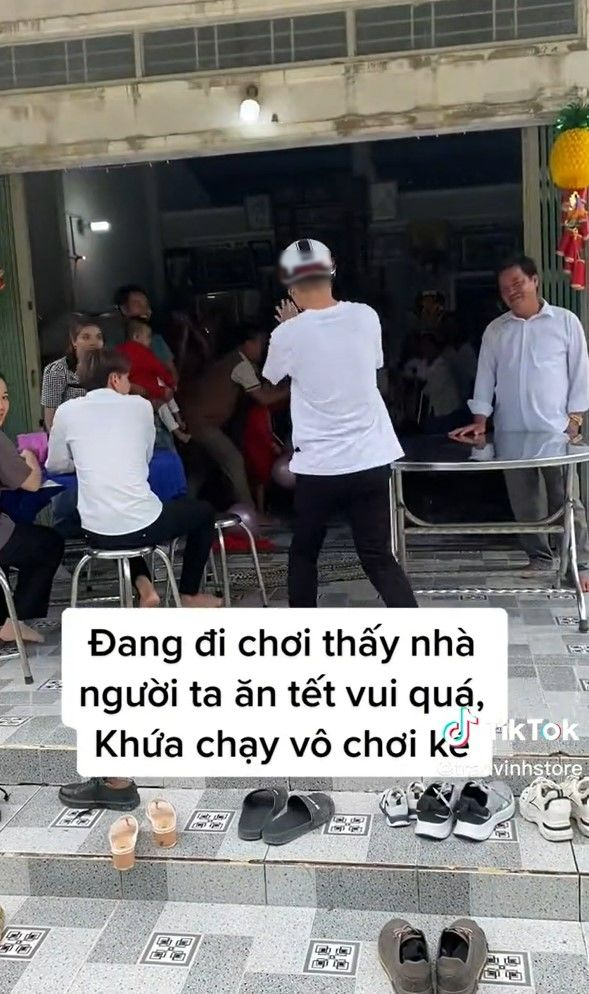 Đang đi chơi Tết thấy tiệc vui, chàng trai tấp vào quẩy ké