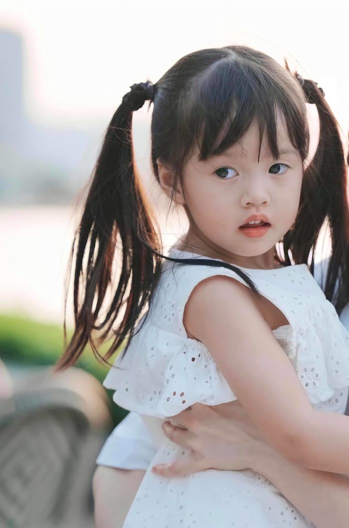 Đặng Thu Thảo và ái nữ diện áo dài xuống phố: Gen nhan sắc cực đỉnh