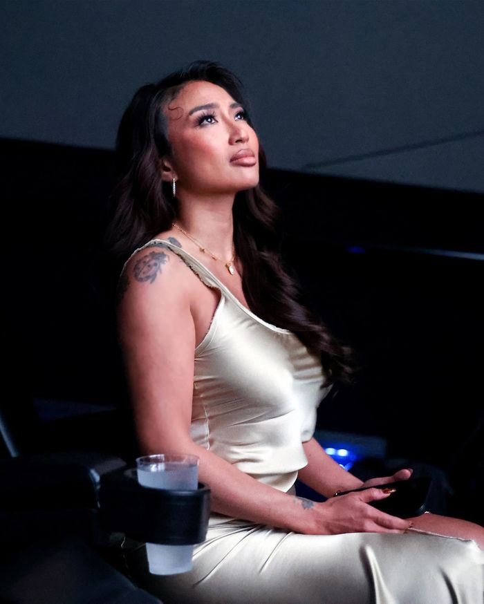 Chân dung nữ MC gốc Việt đầu tiên làm host tại Miss Universe 2022