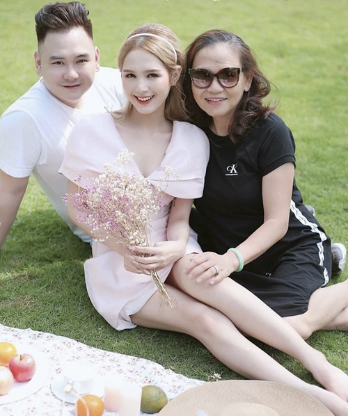Dâu hào môn Angela Chu “thỉnh an” mỗi sáng, Xoài Non nghe lời mẹ chồng