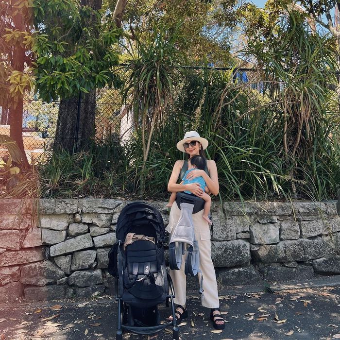 Đi du lịch Úc, Tăng Thanh Hà khoe khéo eo thon hậu sinh con thứ 3