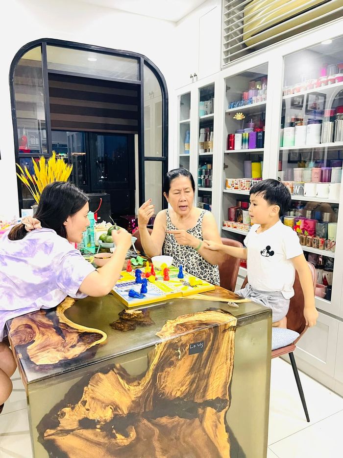 Ngọc Lan cùng quý tử đi thiện nguyện cận Tết: Mẹ đơn thân dạy con khéo