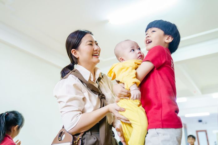 Ngọc Lan cùng quý tử đi thiện nguyện cận Tết: Mẹ đơn thân dạy con khéo