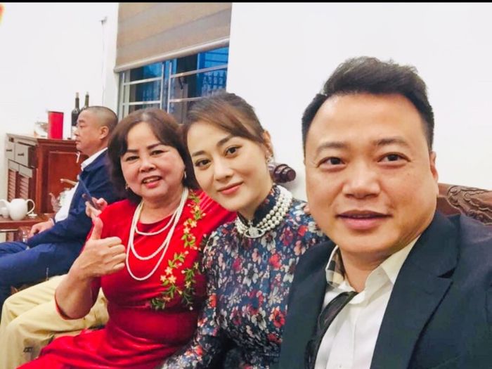 Diễn viên Phương Oanh chính thức đưa Shark Bình về quê ra mắt bố mẹ