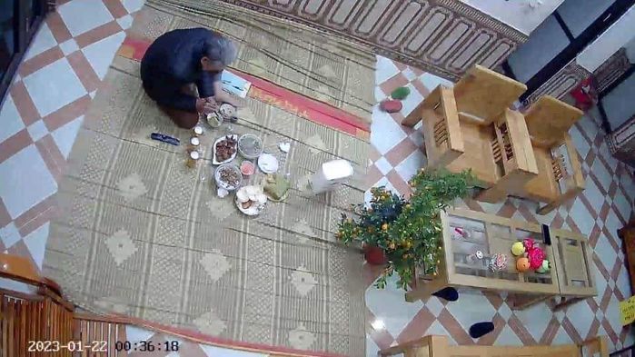 Đón Tết một mình, người mẹ lủi thủi khóc suốt 2 tiếng