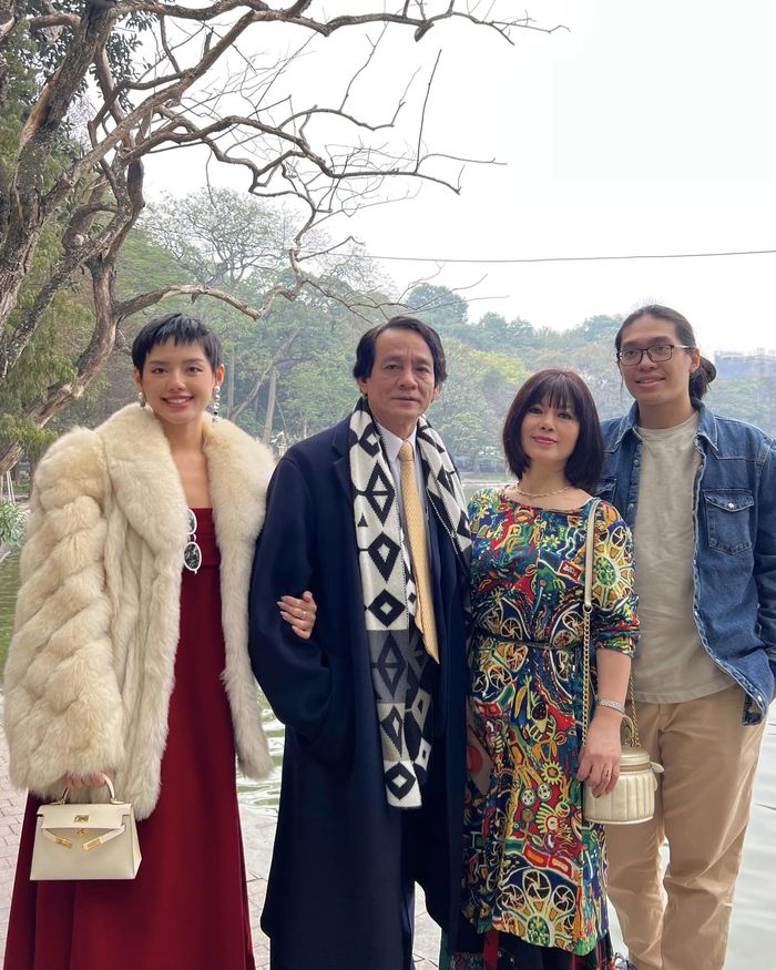 Fashionista khoe ảnh gia đình: Quỳnh Anh Shyn “chất lừ” với màu kén da