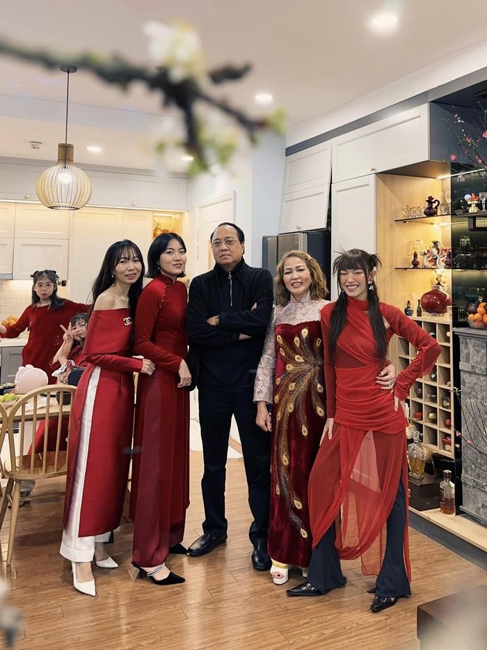Fashionista khoe ảnh gia đình: Quỳnh Anh Shyn “chất lừ” với màu kén da