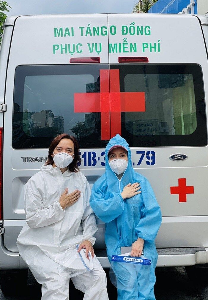 Gia đình Việt Hương làm thiện nguyện: Con gái đập ống heo góp sức