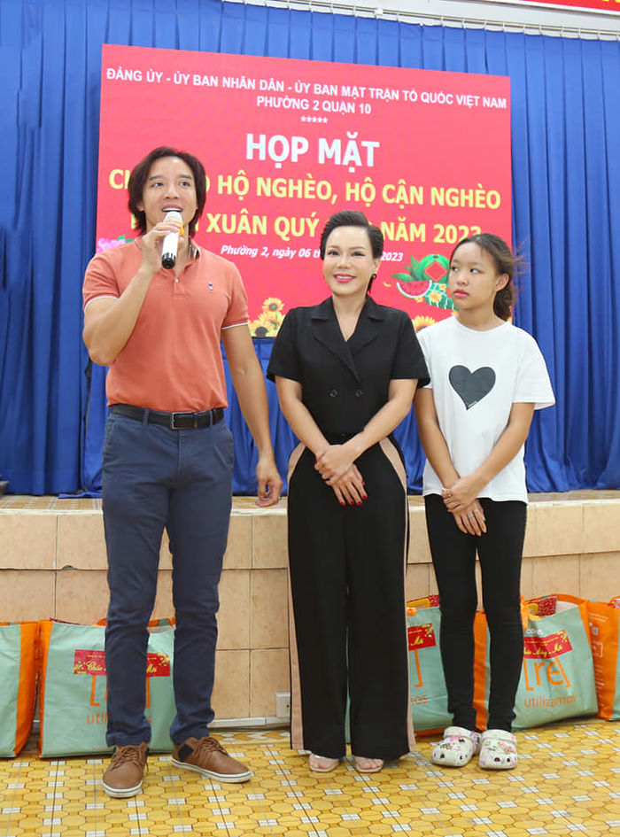 Gia đình Việt Hương làm thiện nguyện: Con gái đập ống heo góp sức