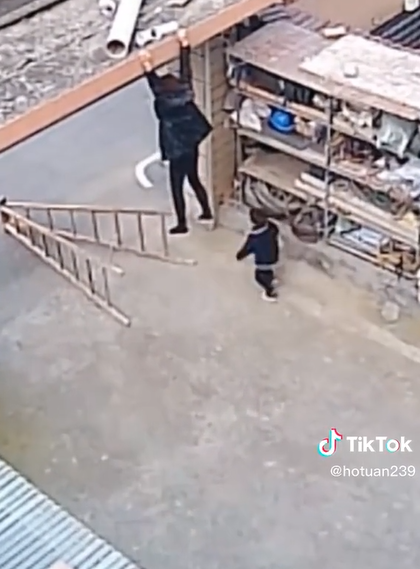 Giờ ngủ trưa cậu bé rón rén đắp chăn cho bạn: Con nhà ai khéo dạy thế