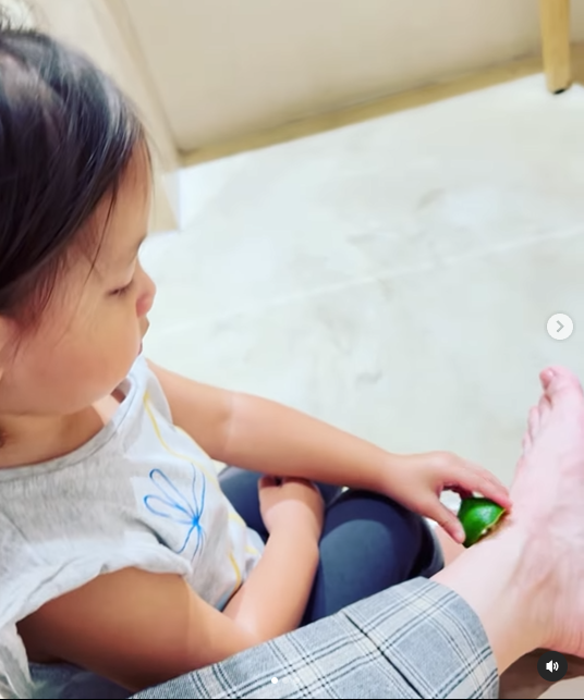 Tan chảy khoảnh khắc Lisa mang giày cho em trai: Leon chỉ mải mê ăn