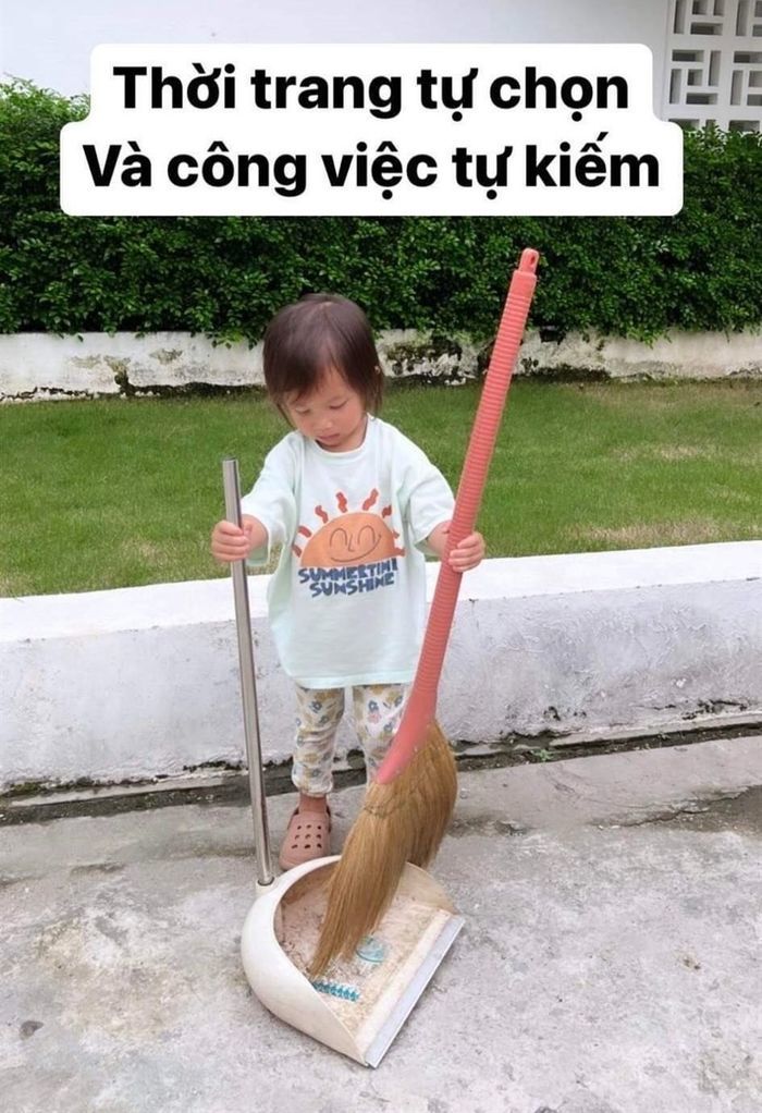 Tan chảy khoảnh khắc Lisa mang giày cho em trai: Leon chỉ mải mê ăn