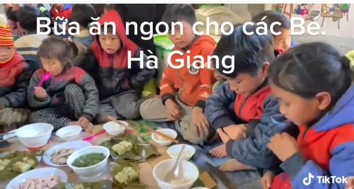 Hạnh phúc của nhóm trẻ Hà Giang: Giáp Tết mới được bữa có rau, có thịt