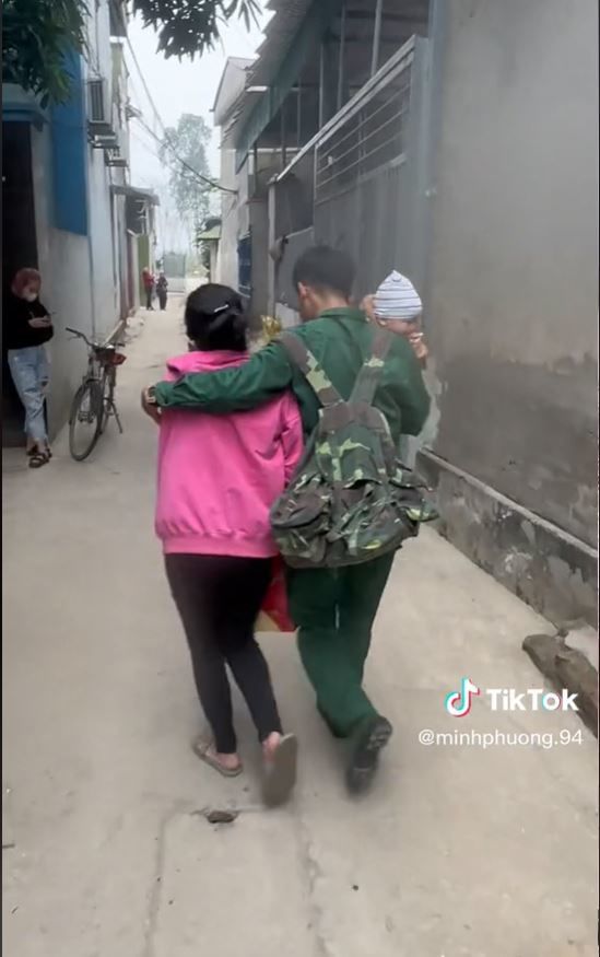 Hạnh phúc mùa ra quân: Vợ bật khóc ngày đoàn tụ với chồng