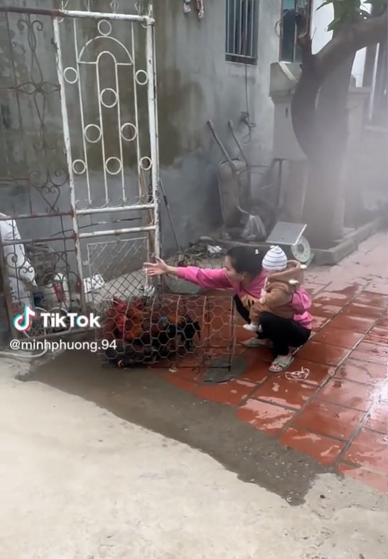 Hạnh phúc mùa ra quân: Vợ bật khóc ngày đoàn tụ với chồng
