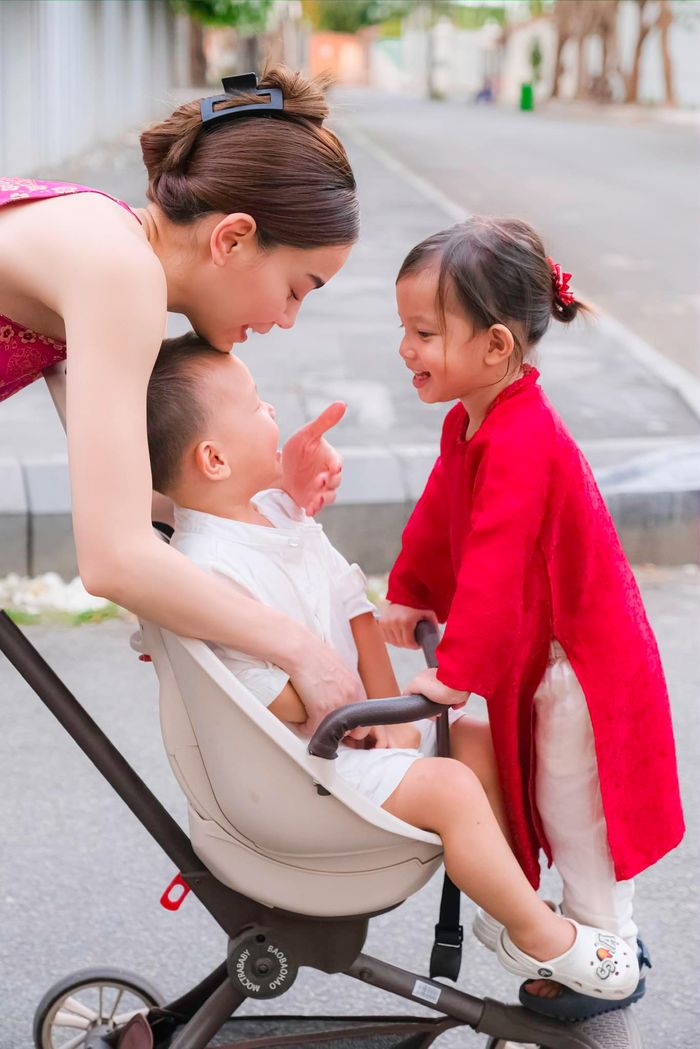 Tết của nhà Hồ Ngọc Hà: 3 mẹ con dạo quanh nhà cũng ra ảnh đẹp