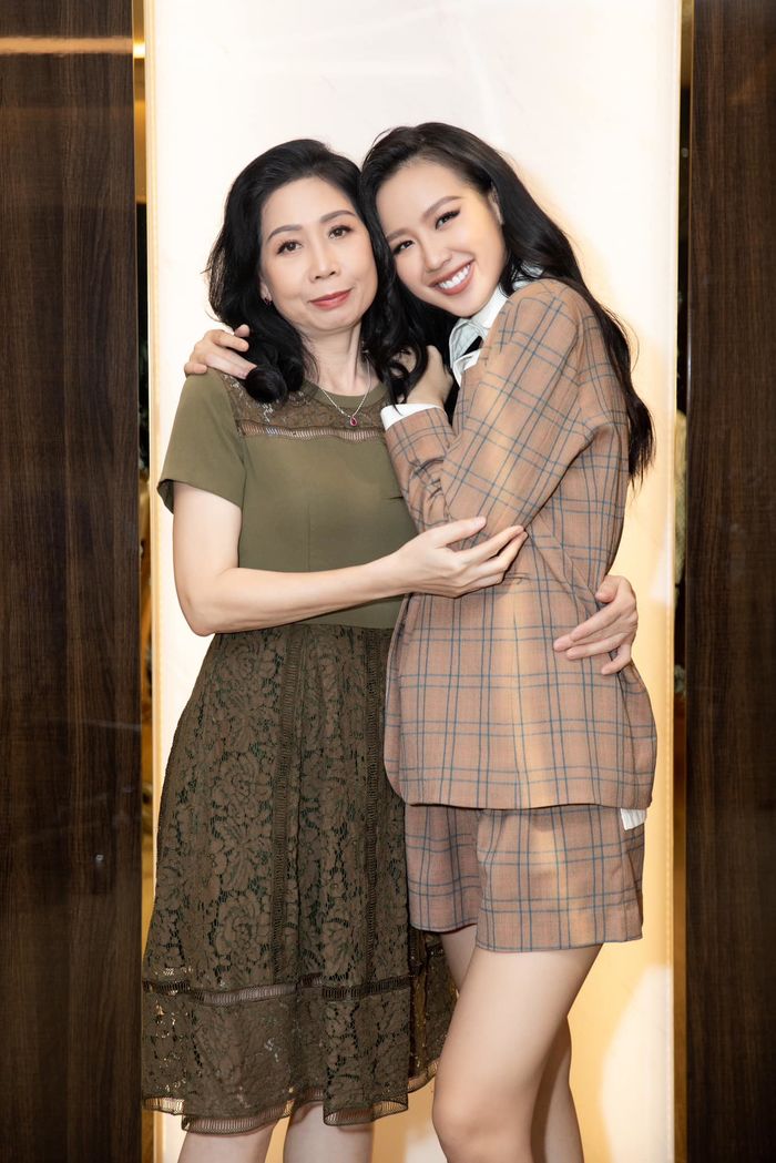 Hoa hậu Bảo Ngọc khoe ảnh gia đình: Cả nhà sở hữu chiều cao vượt trội
