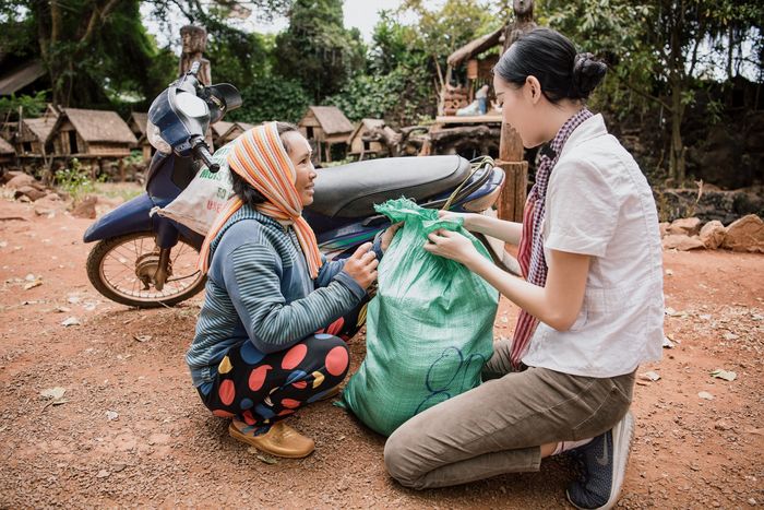 Hoa hậu Bảo Ngọc mang Tết đến làng phong ở Gia Lai