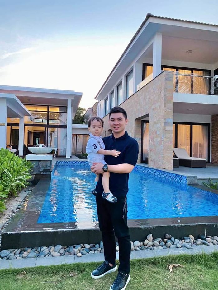 Hoa hậu Đỗ Mỹ Linh dỗ chồng cực đáng yêu, thêm bằng chứng đang có thai