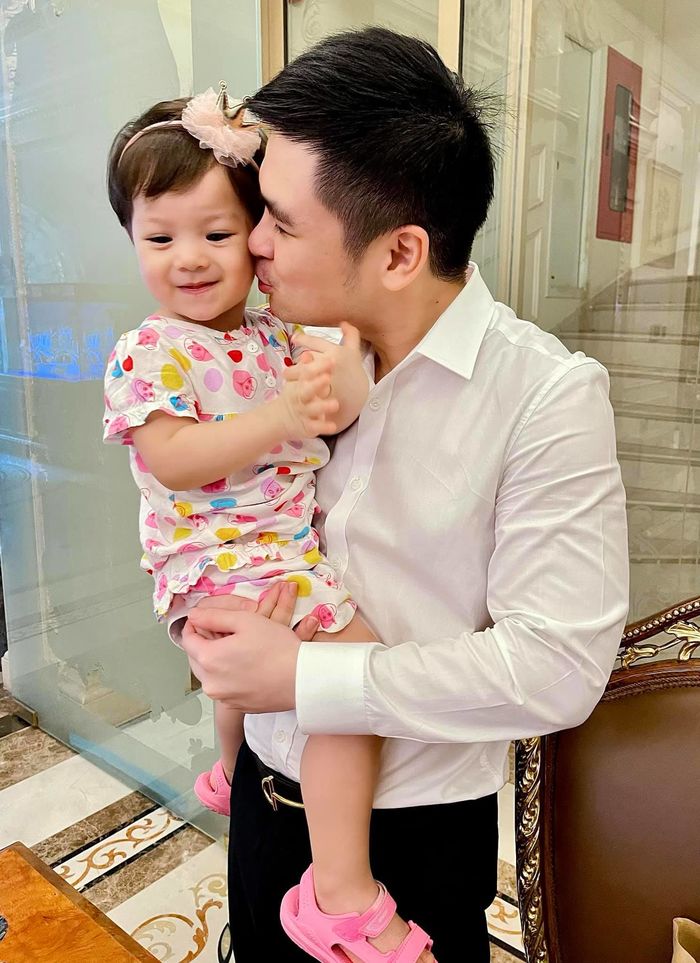Hoa hậu Đỗ Mỹ Linh dỗ chồng cực đáng yêu, thêm bằng chứng đang có thai