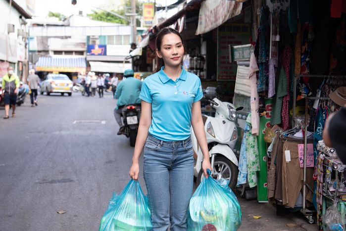 Hoa hậu Mai Phương hớ hênh nội y nơi đông người: Fan hết đường bênh