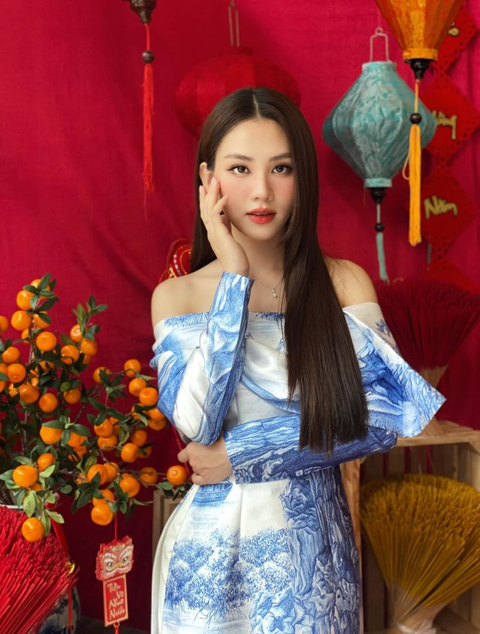Hoa hậu Việt hứng gạch đá vì hành vi không phù hợp