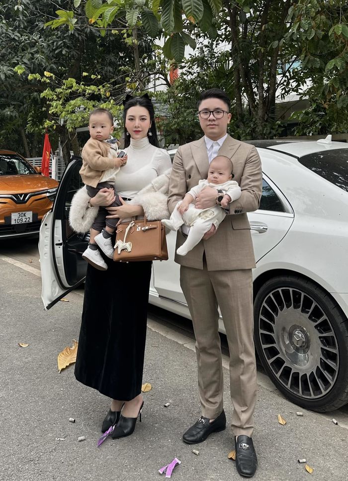 Hội mẹ bỉm 2 con: Trang Lou như đôi mươi, Nam Thương xinh ngọt ngào