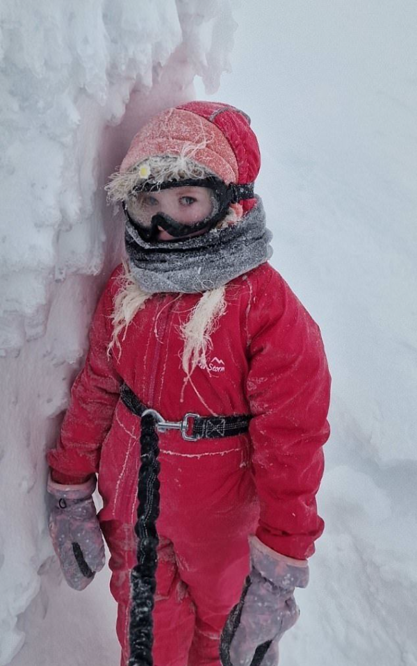 Nhóc tỳ 5 tuổi chinh phục thành công những ngọn núi ở nước Anh