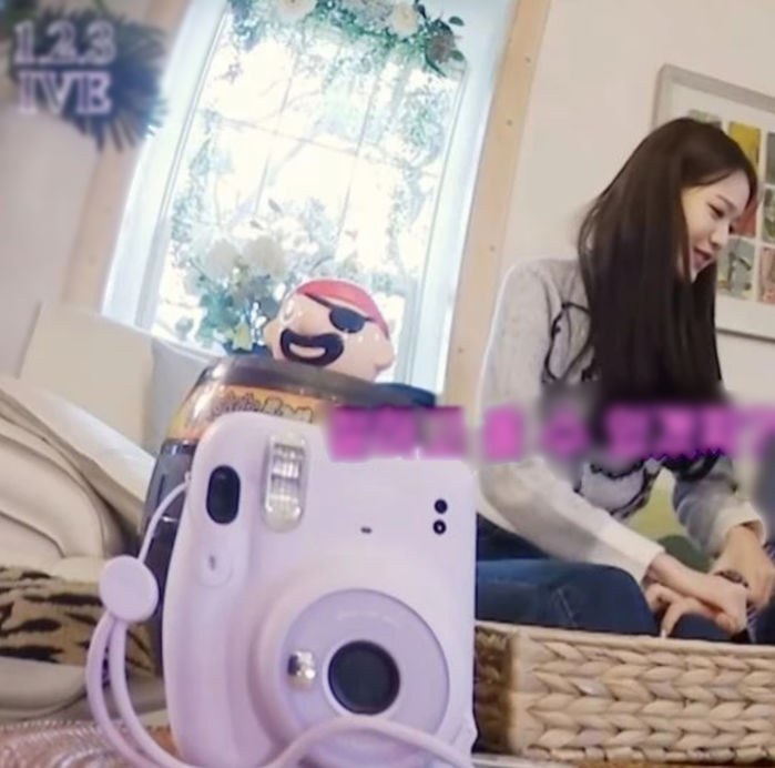 Idol Kpop sử dụng quà fan tặng: Rosé mê quà fan Việt, dùng nhiều năm