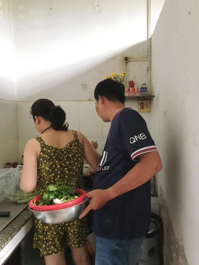 Kết hôn gần 3 thập kỷ, người chồng vẫn nhõng nhẽo với vợ như em bé