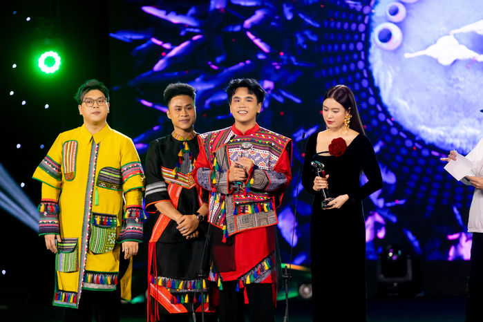 Làn Sóng Xanh 2022: Hoa hậu H'Hen Niê hò hét khi NS Bạch Tuyết ẵm giải