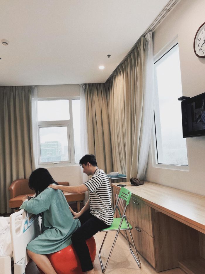 Trọn khoảnh khắc trong phòng sinh của vợ Phan Mạnh Quỳnh