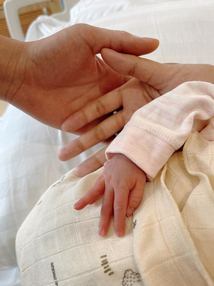 Trọn khoảnh khắc trong phòng sinh của vợ Phan Mạnh Quỳnh