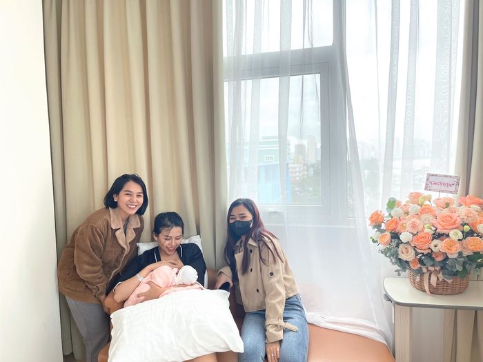Trọn khoảnh khắc trong phòng sinh của vợ Phan Mạnh Quỳnh