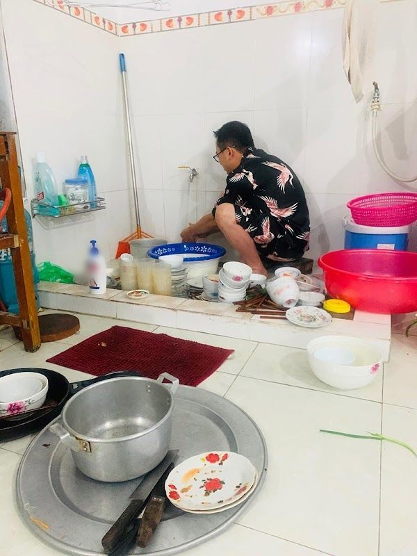 Không cần rửa bát, nàng vẫn ghi điểm với nhà bạn trai: Nhờ khéo ăn nói