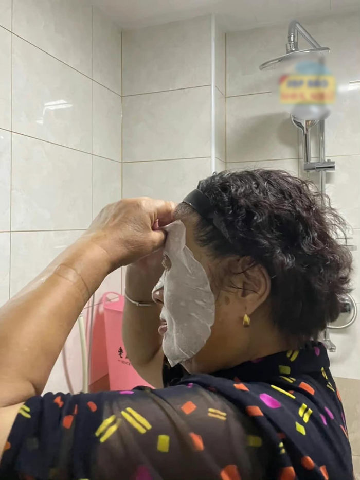 Không thua giới trẻ, cụ bà ngồi đợi tân trang ngoại hình dịp Tết