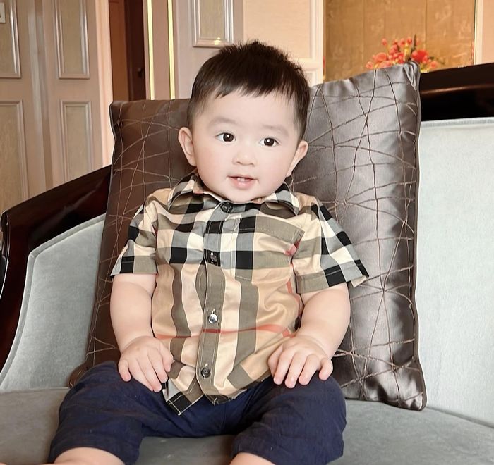 Khung hình cha nào con nấy của Chi Bảo: U50 lên chức vẫn phong độ