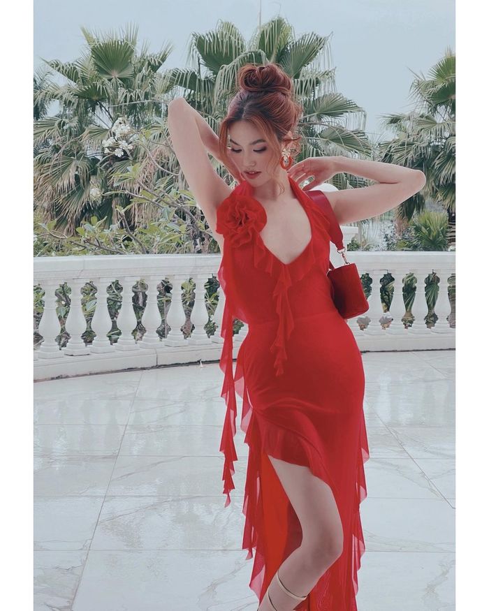 Lan Khuê cùng con trai gói bánh chưng tại villa dát vàng