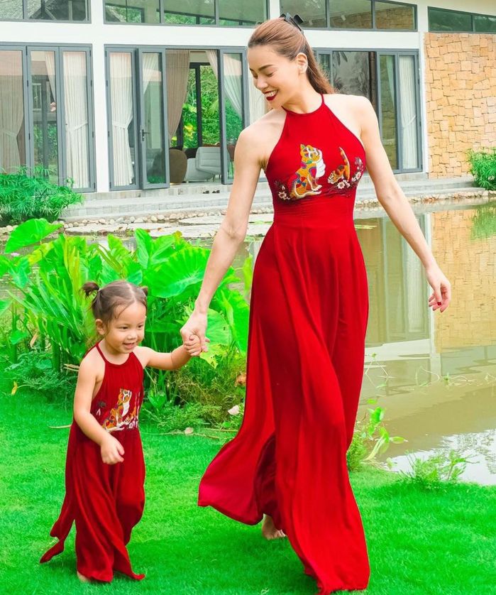 Ảnh mới của 2 con nhà Hà Hồ: Leon là cậu chủ, Lisa chuẩn tiểu thư