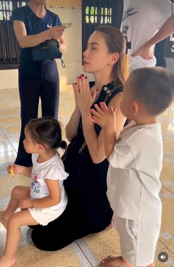 Ảnh mới của 2 con nhà Hà Hồ: Leon là cậu chủ, Lisa chuẩn tiểu thư