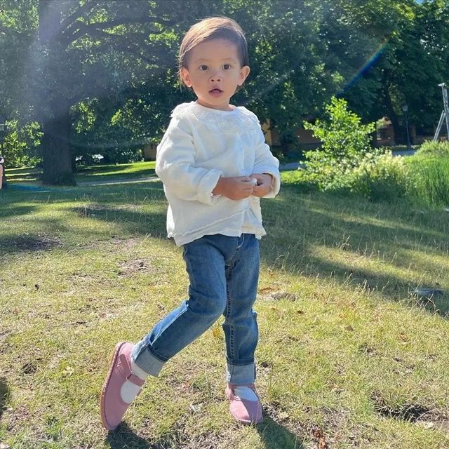 Lisa tập tành làm mẫu, tạo dáng khoe chân khiến Hà Hồ cười ngất