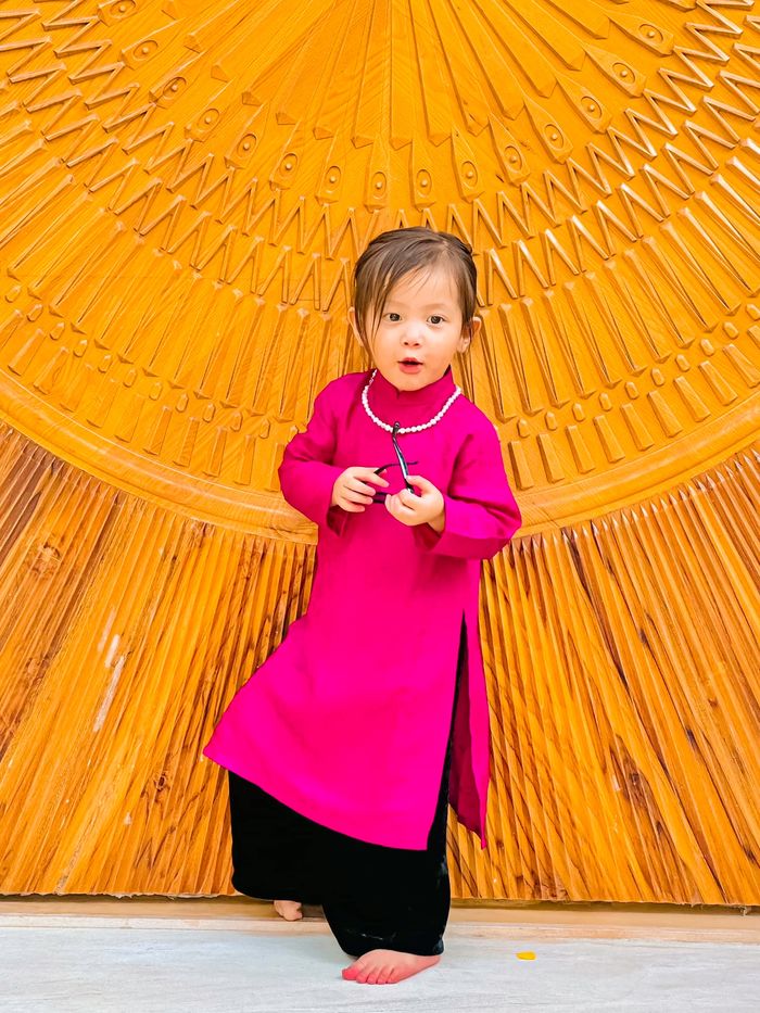 Lisa tập tành làm mẫu, tạo dáng khoe chân khiến Hà Hồ cười ngất