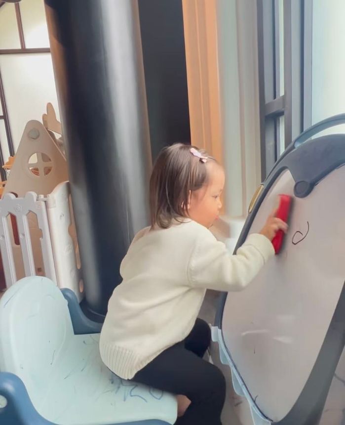 Lisa trổ tài hội họa mừng năm mới: Nói bi bô, mẹ Hà Hồ ngỡ tiếng Lào