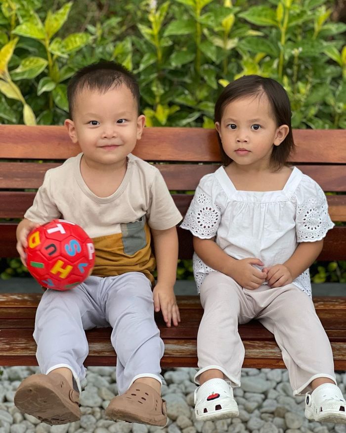 Lisa trổ tài hội họa mừng năm mới: Nói bi bô, mẹ Hà Hồ ngỡ tiếng Lào