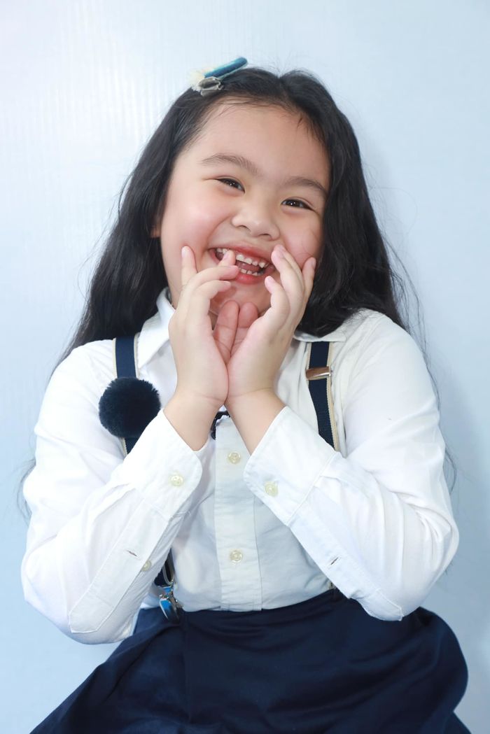 Loạt ảnh đẻ con gái cho thùy mị nết na của hai con nhà Vân Trang